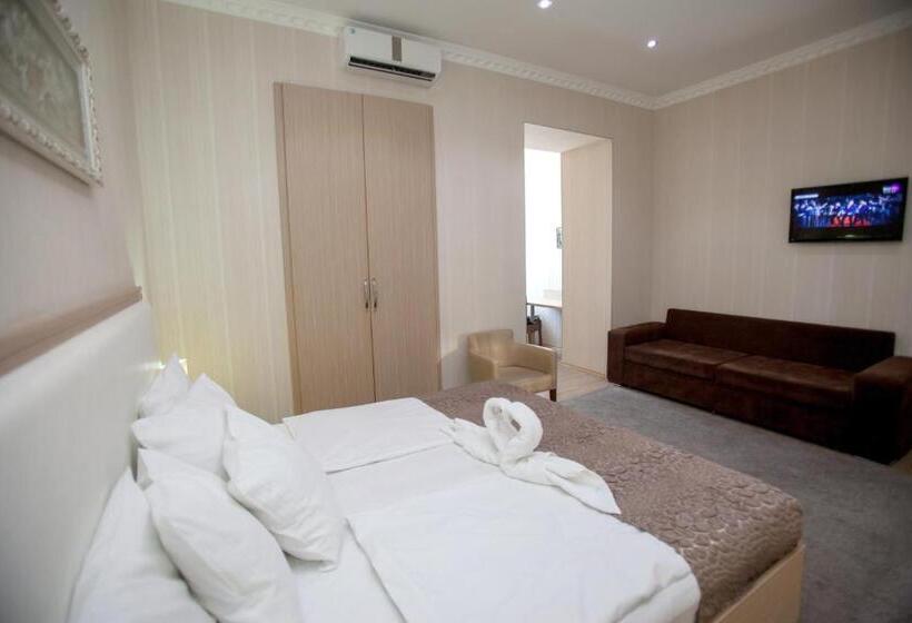 جناح جونيور, Rustaveli Palace