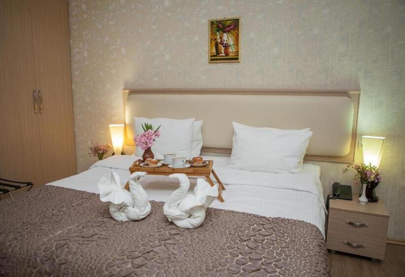 جناح جونيور, Rustaveli Palace