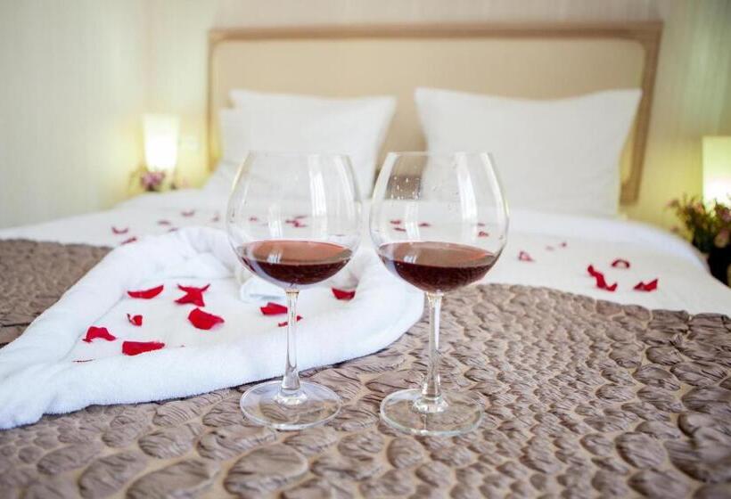 جناح جونيور, Rustaveli Palace