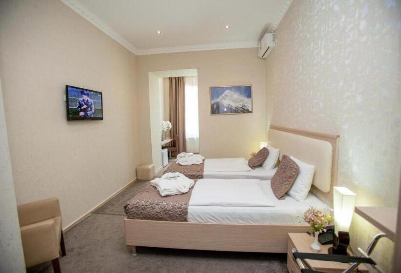 جناح جونيور, Rustaveli Palace