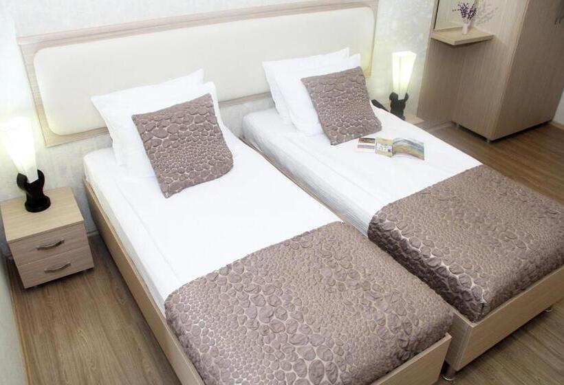 جناح جونيور, Rustaveli Palace