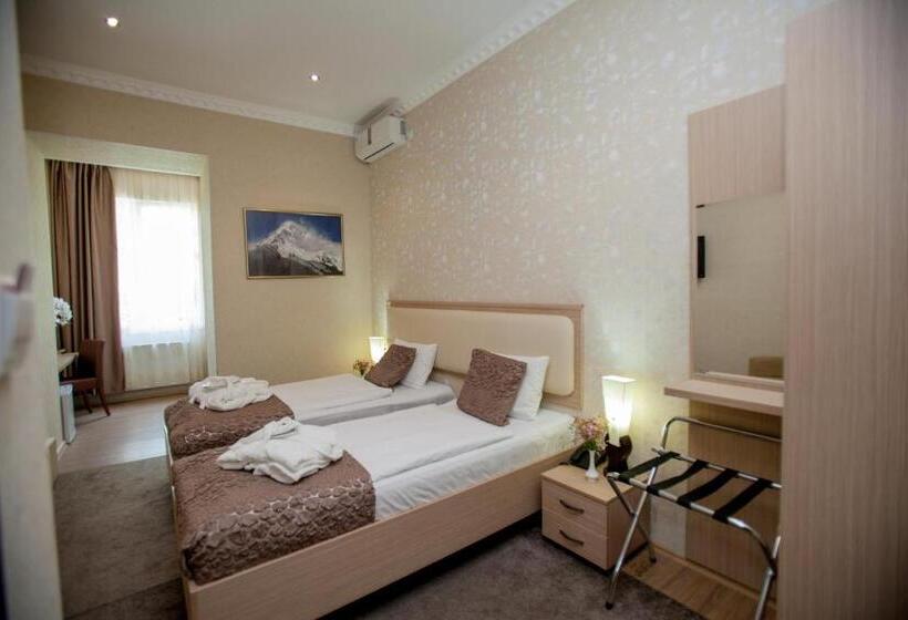 جناح جونيور, Rustaveli Palace