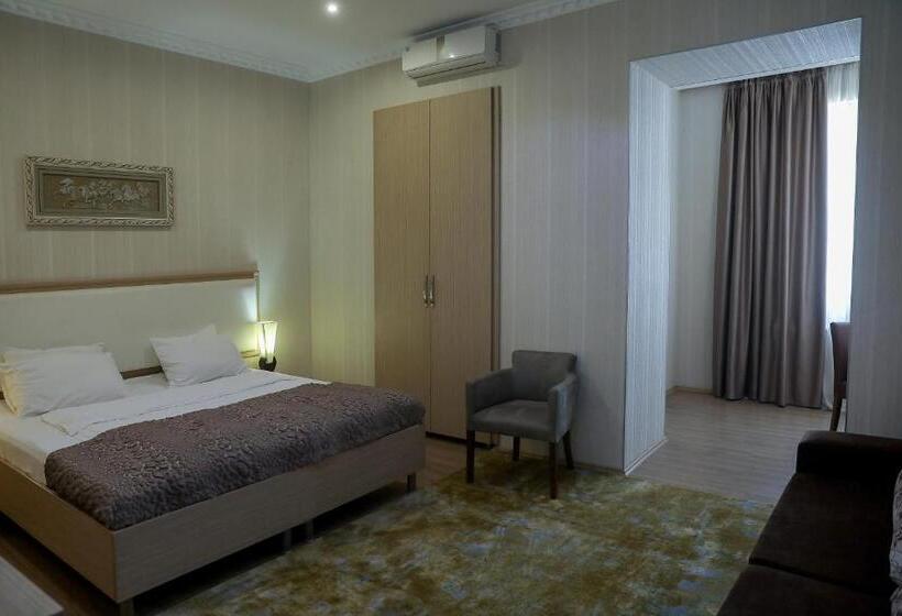 جناح جونيور, Rustaveli Palace