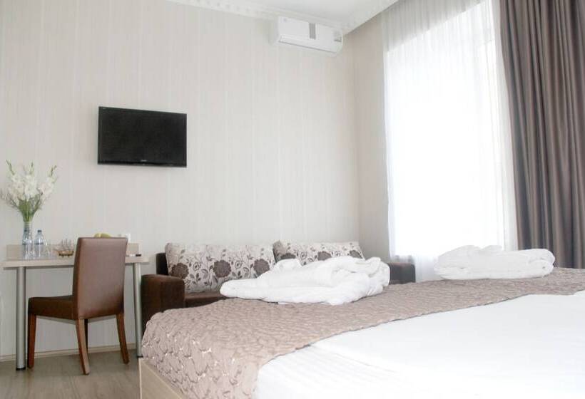 جناح جونيور, Rustaveli Palace