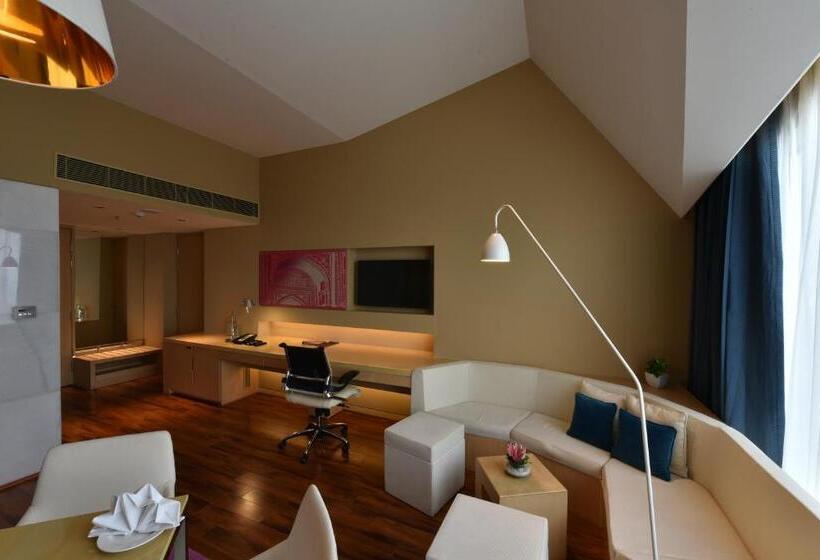 Deluxe Suite met Kingsize Bed, Vivanta New Delhi, Dwarka