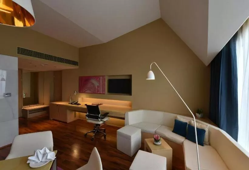 キングサイズベッドのデラックススイート, Vivanta New Delhi, Dwarka
