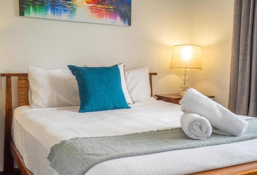 Superior 2-bedroom flat with sea view, Mandolin Beachfront Resort