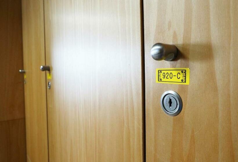 تختخواب در اتاق مشترک, Shin Osaka Youth Hostel