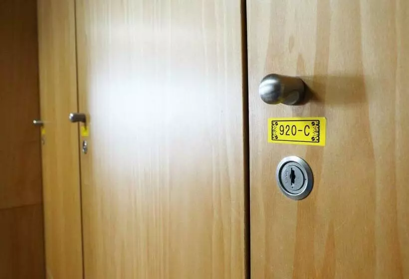 تختخواب در اتاق مشترک, Shin Osaka Youth Hostel