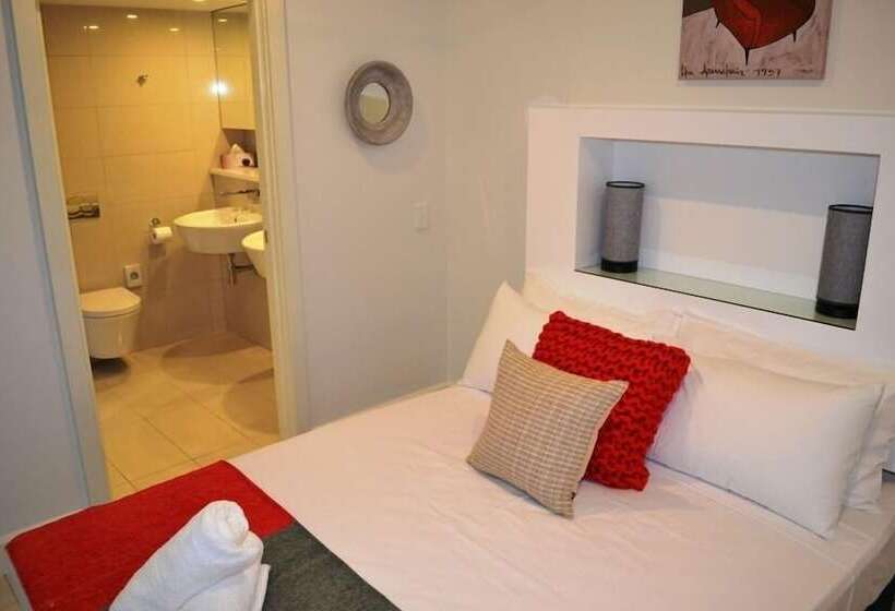 一ベッドルームエクゼクティブアパートメント, Signatures On Woods