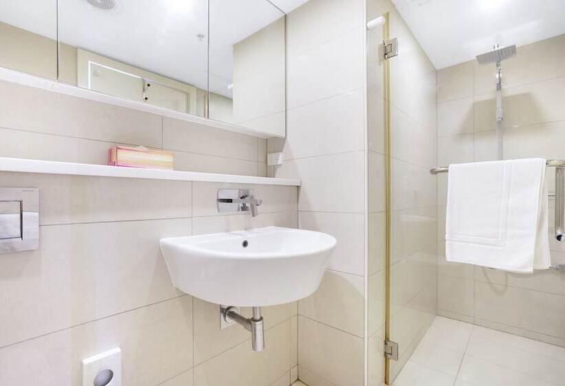 一ベッドルームエクゼクティブアパートメント, Signatures On Woods