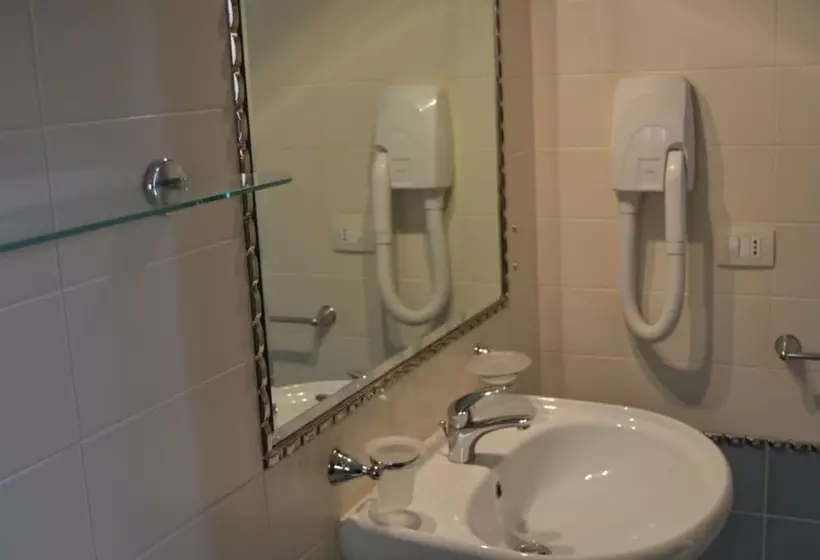 景色の見えるスタンダード4人部屋, Al Pescatore Hotel & Restaurant