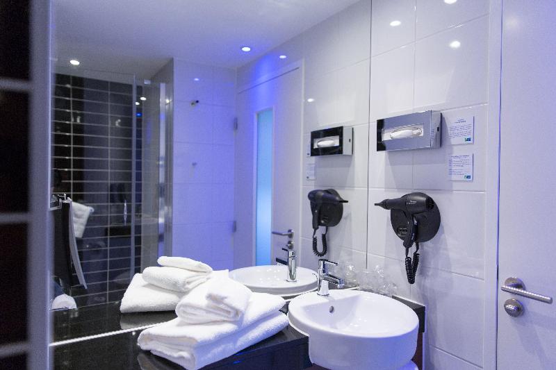 Номер Стандарт Адаптированный для Инвалидов, Holiday Inn Express Toulon Est, An Ihg