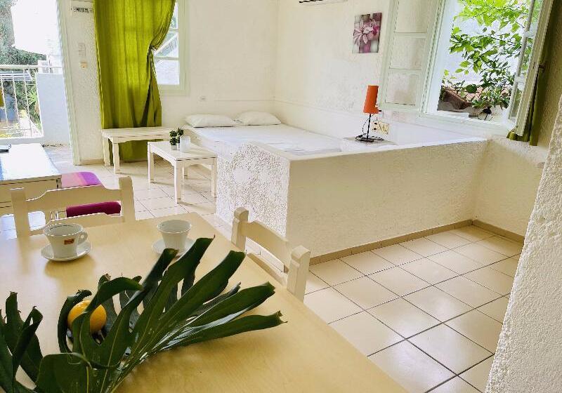 Номер Стандарт Адаптированный для Инвалидов, Holiday Inn Express Toulon Est, An Ihg