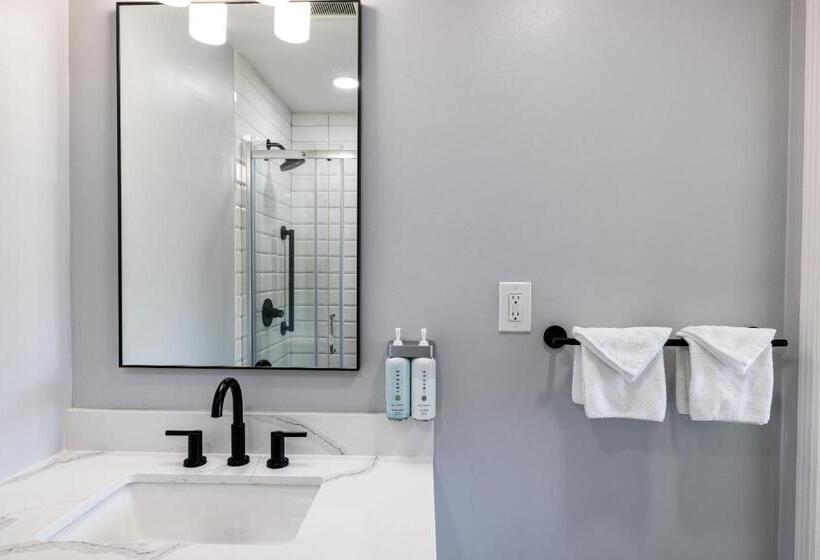 غرفة قياسية إطلالة جانبية علي البحر, Tides Oceanview Inn And Cottages