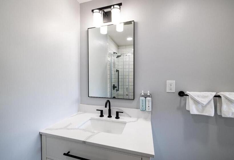 غرفة قياسية إطلالة جانبية علي البحر, Tides Oceanview Inn And Cottages