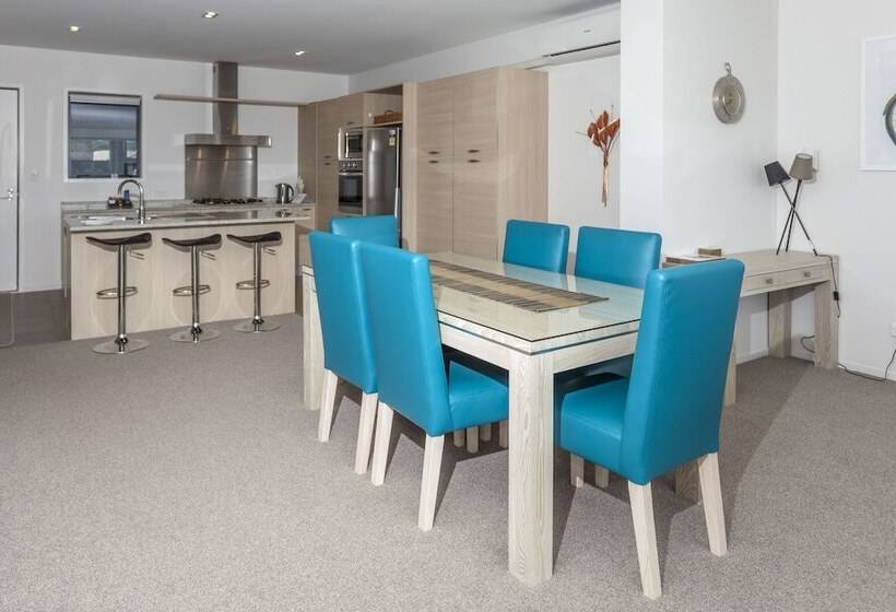 스위트, Sovereign Pier On The Waterways