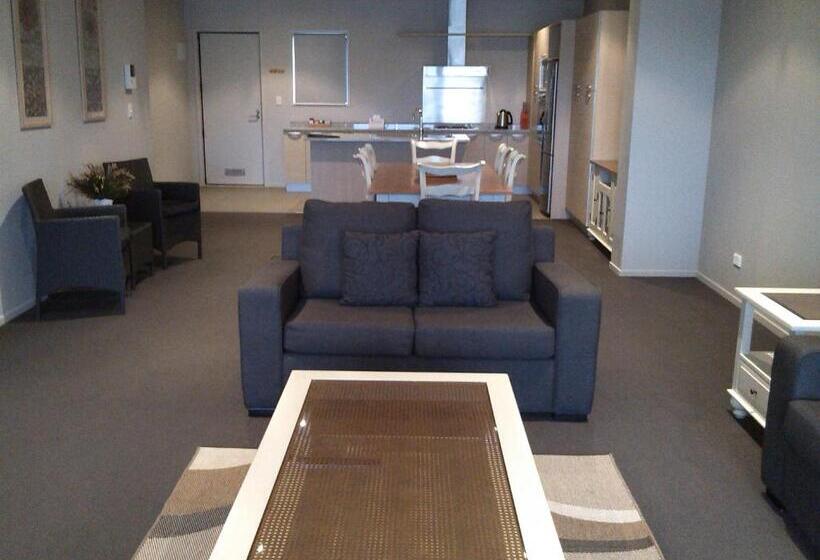 스위트, Sovereign Pier On The Waterways