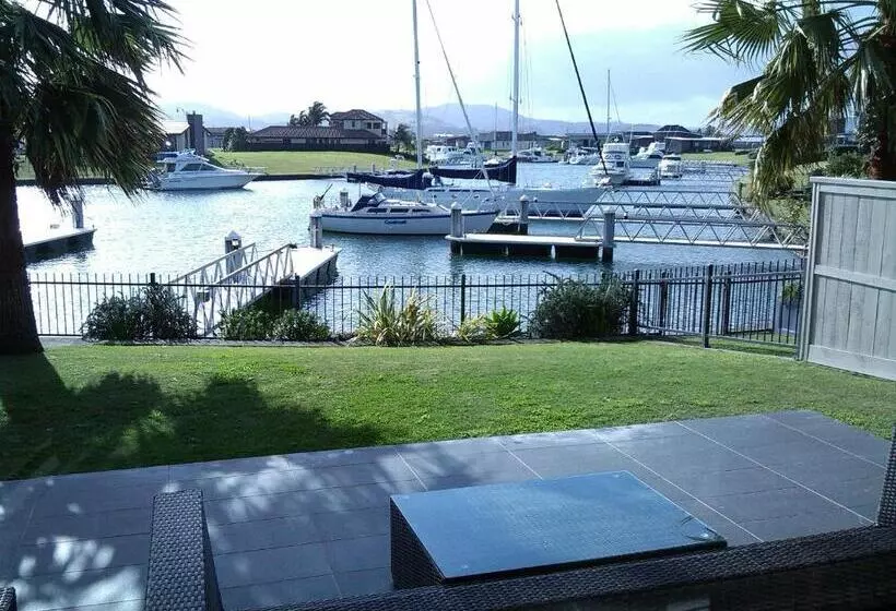 Sviitti, Sovereign Pier On The Waterways
