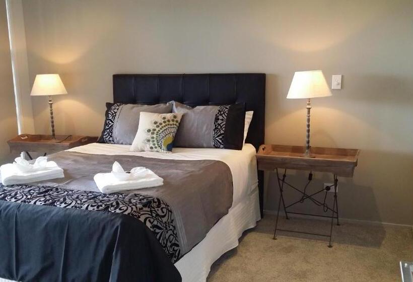 스위트, Sovereign Pier On The Waterways