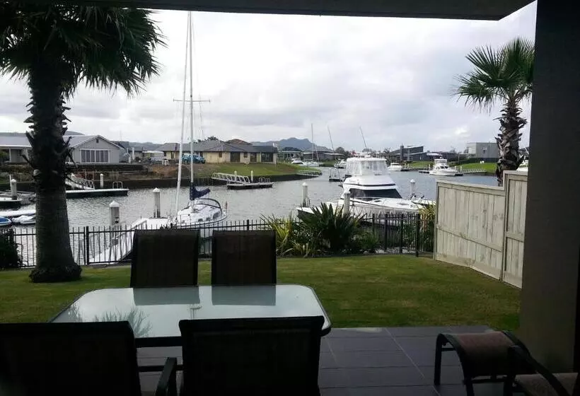 Perhesviitti, Sovereign Pier On The Waterways