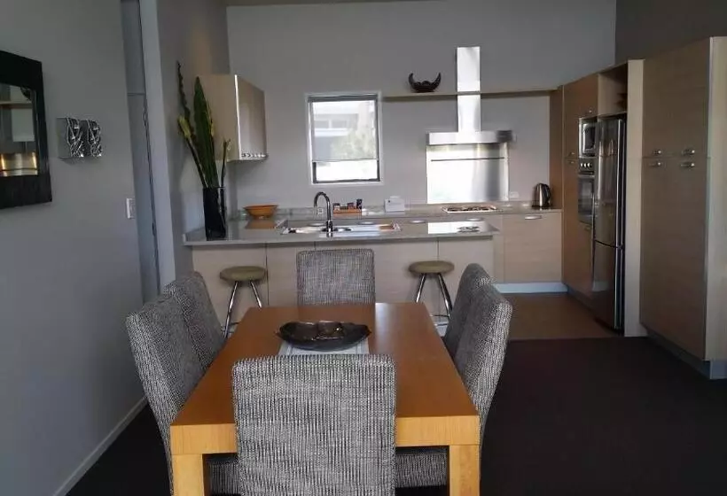 3 Bedroom Suite, Sovereign Pier On The Waterways