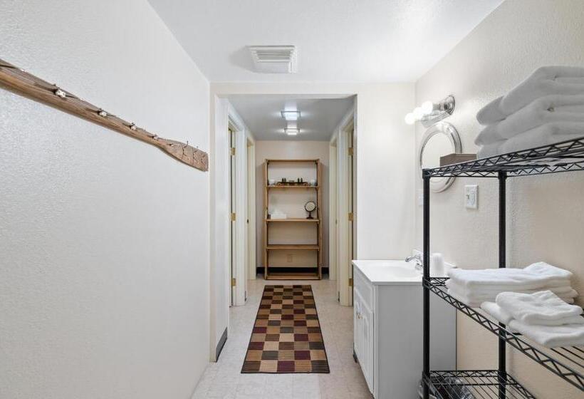 Студия Стандарт, Indian Creek Lodge