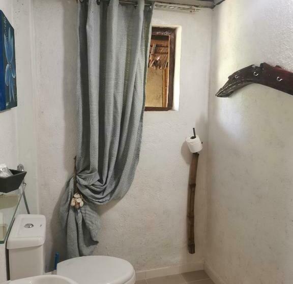 패밀리 룸, Two Crazy Monkeys