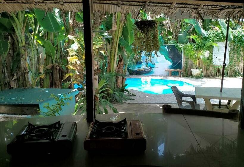 패밀리 룸, Two Crazy Monkeys