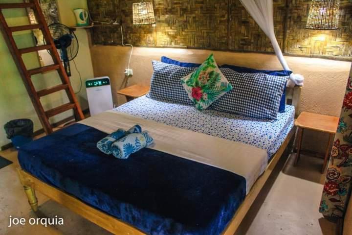 패밀리 룸, Two Crazy Monkeys