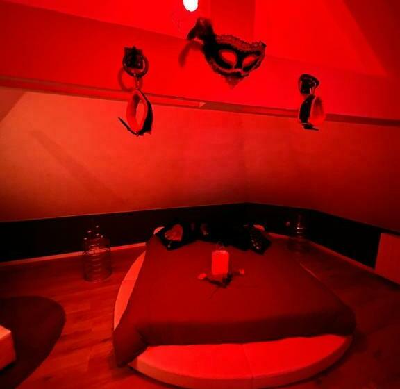 带大床的复式套间, Redroom Loveroom Chambre Spa Privative Insolite Thème 50 Nuances De Grey