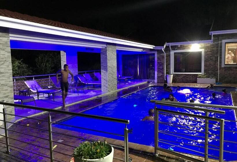 Deluxe Appartement met 1 Slaapkamer, C&c Hotel Vibes Randpark Ridge Jhb 14 Units Available