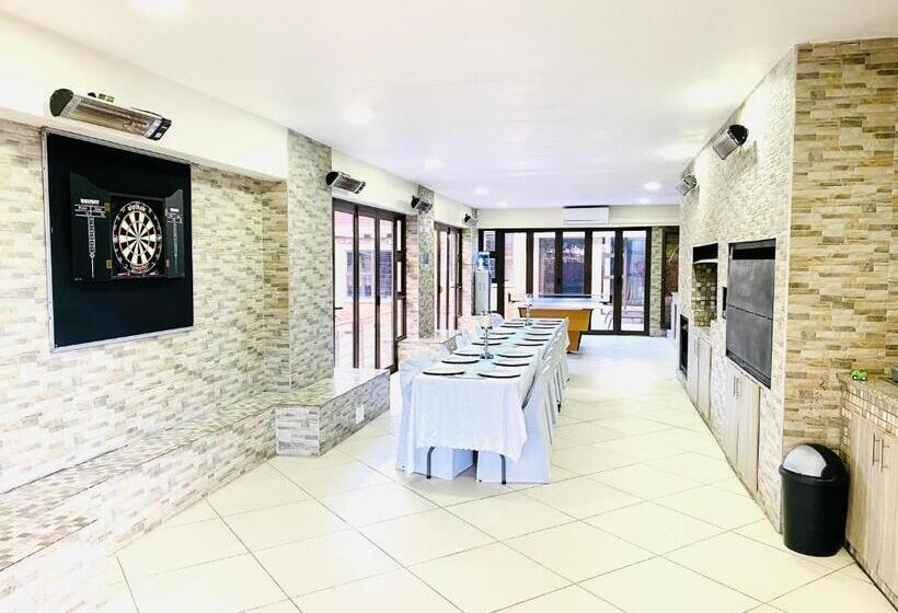 Deluxe Appartement met 1 Slaapkamer, C&c Hotel Vibes Randpark Ridge Jhb 14 Units Available