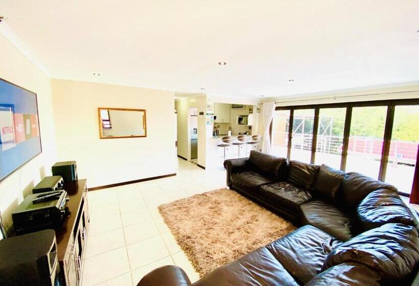 Deluxe Appartement met 1 Slaapkamer, C&c Hotel Vibes Randpark Ridge Jhb 14 Units Available