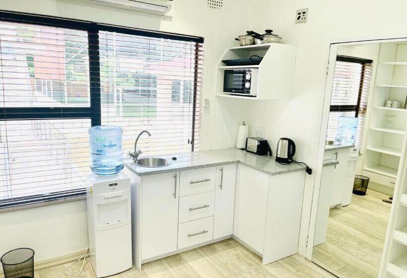 Executive Kamer met Kingsize Bed, C&c Hotel Vibes Randpark Ridge Jhb 14 Units Available