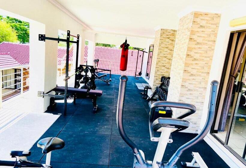 Executive Kamer met Kingsize Bed, C&c Hotel Vibes Randpark Ridge Jhb 14 Units Available