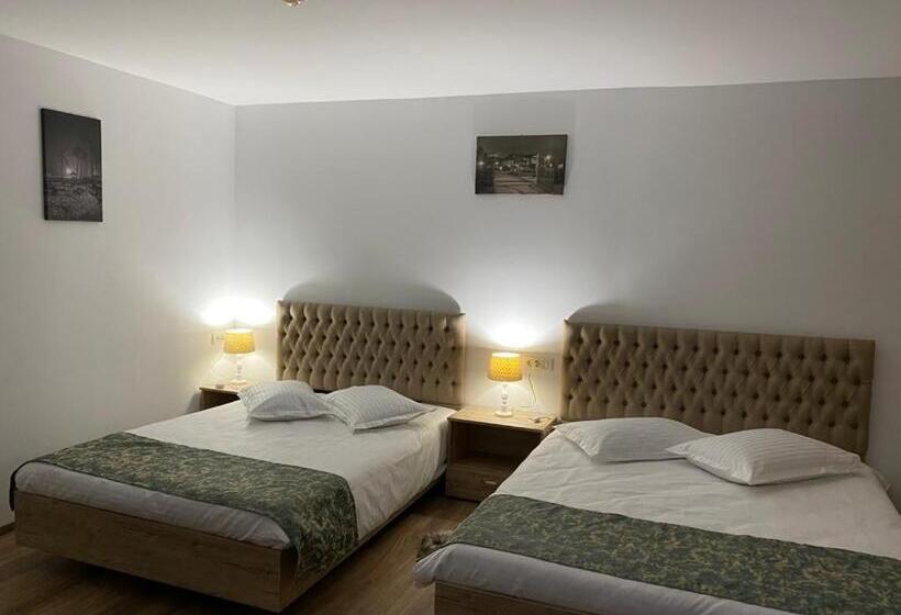 غرفة بريميوم رباعية, La Helesteu