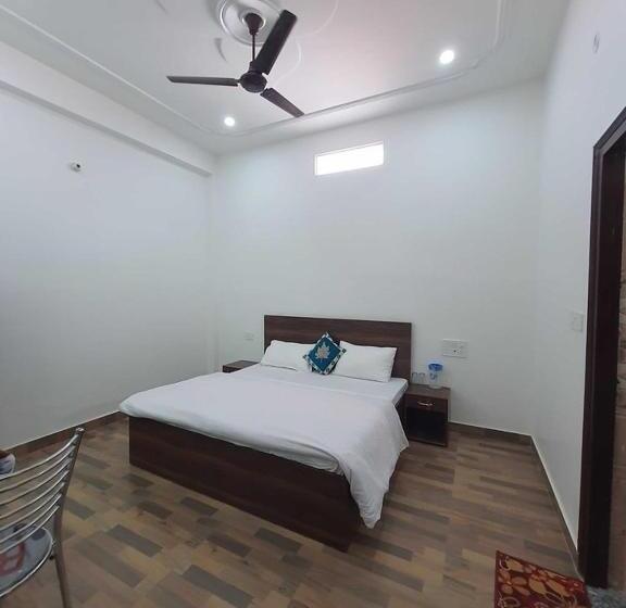 غرفة كلاسيكية ثلاثية, Pop 89652  Grand