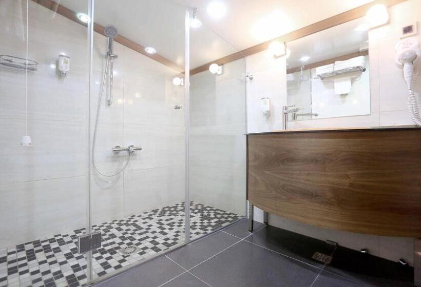 Üç Kişilik Standart Oda, Bistrik City Center