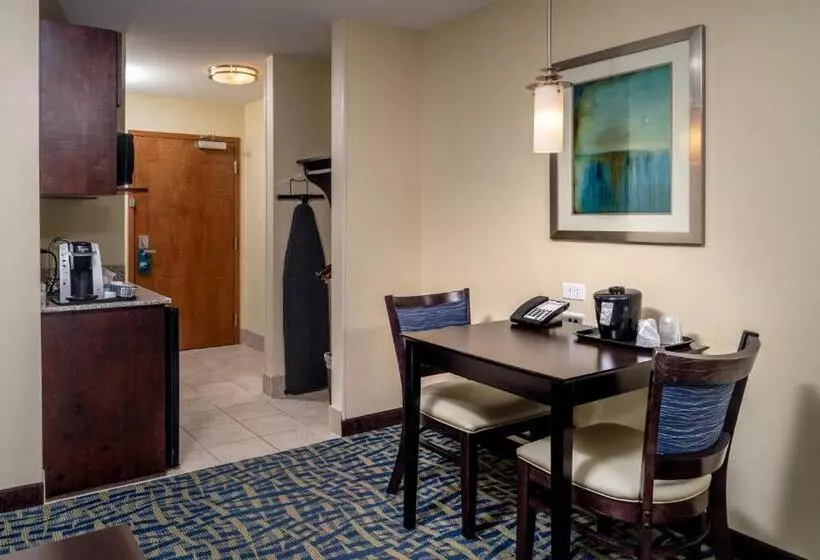 キングサイズベッドのスイートルーム, Holiday Inn Express & Suites Lebanon, An Ihg