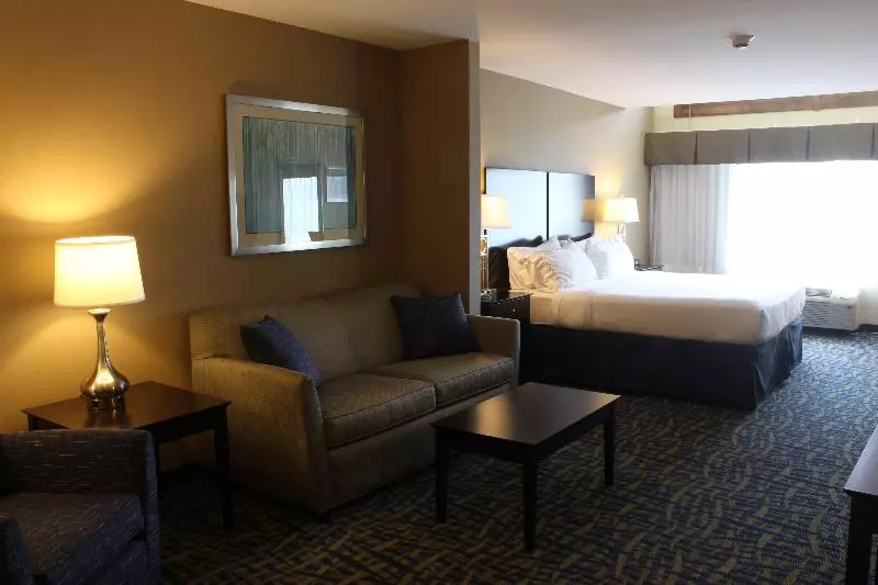 キングサイズベッドのスイートルーム, Holiday Inn Express & Suites Lebanon, An Ihg