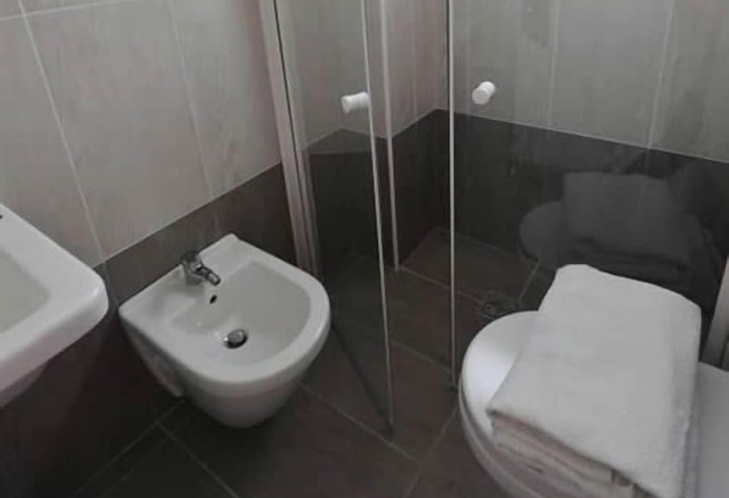 חדר קומפורט, Hollywood