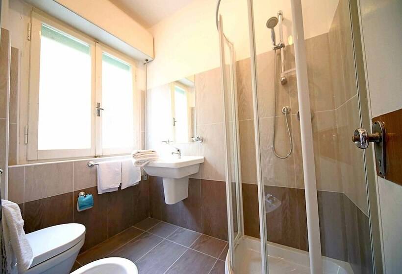 חדר קומפורט, Hollywood