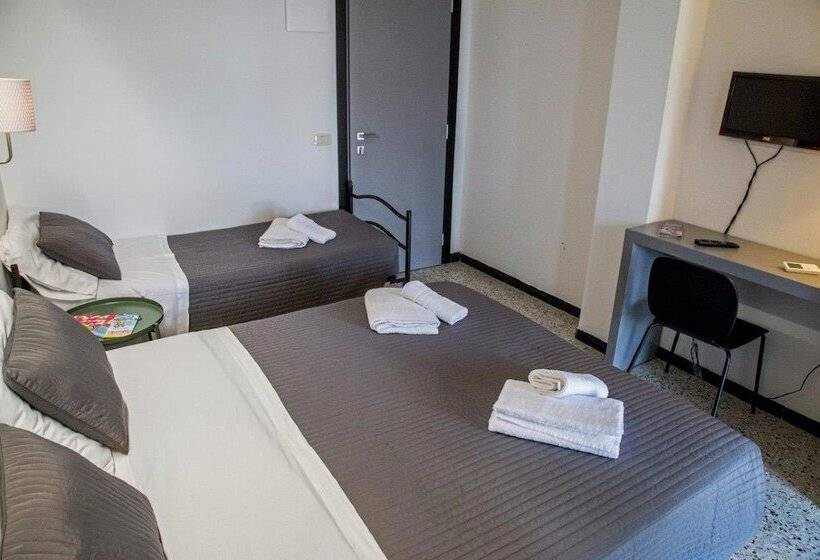 חדר סטנדרט לשלושה עם מרפסת, Hollywood