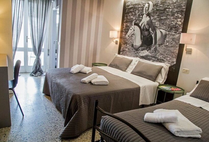 חדר סטנדרט לשלושה עם מרפסת, Hollywood