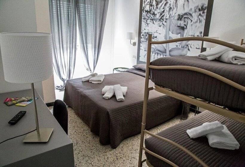 חדר לארבעה סטנדרטי עם מרפסת, Hollywood