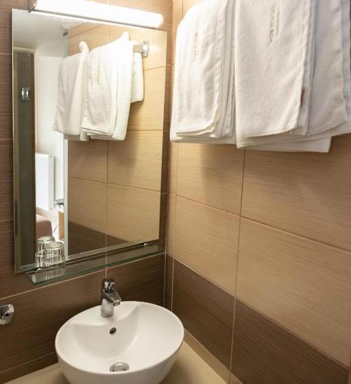 غرفة قياسية مطلة على المدينة, Kronos