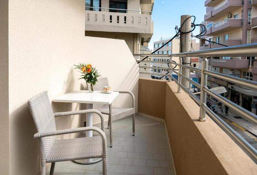 غرفة قياسية مطلة على المدينة, Kronos