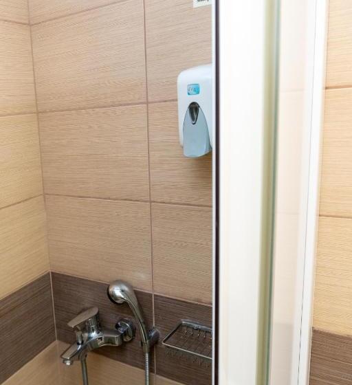 غرفة قياسية مطلة على المدينة, Kronos