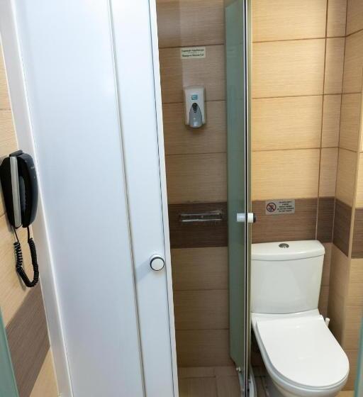 غرفة قياسية مطلة على المدينة, Kronos